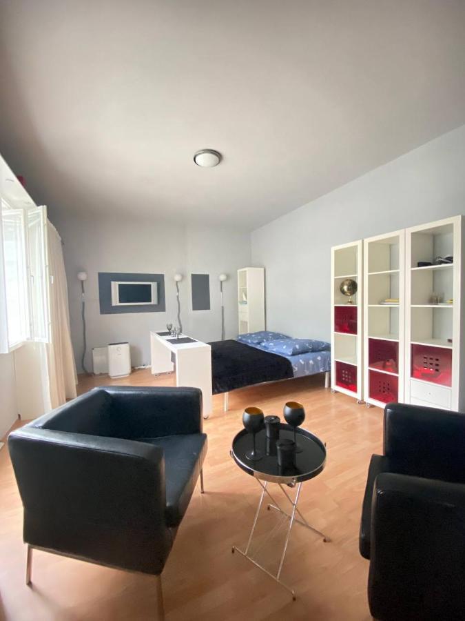 Cozy Modern Apartment With Small Balcony In The Heart Of Berlin Ngoại thất bức ảnh